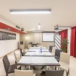Hb & Balcony أَويستا