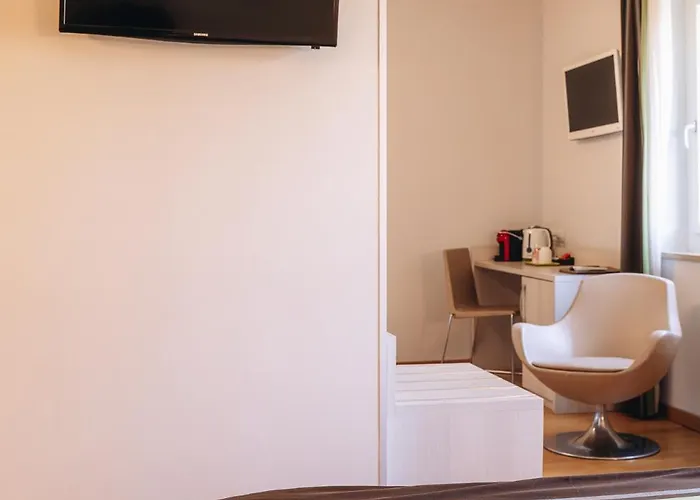 Hb & Balcony Hotel 3*